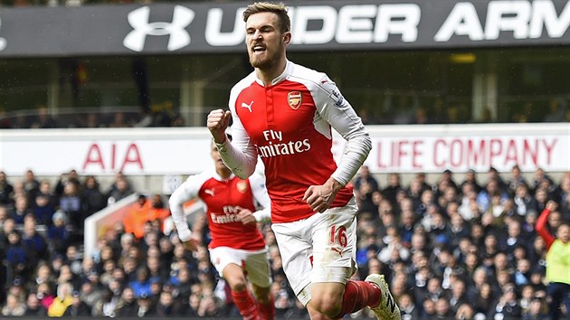 PRVN GLOV RADOST. Aaron Ramsey v zvru prvnho poloasu zmrazil zaplnn stadion Tottenhamu - patikou poslal Arsenal do veden.