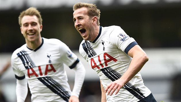 KANE V EXTZI. tonk Tottenhamu se raduje z ndhernho glu, kterm poslal svj tm do veden v derby s Arsenalem.