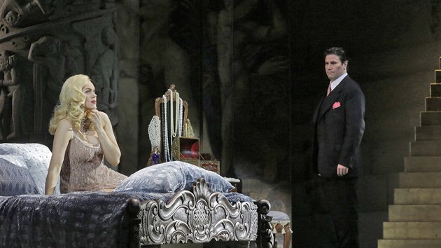 Kristine Opolaisov jako tituln hrdinka a Massimo Cavalletti jako jej bratr v Pucciniho Manon Lescaut v Metropolitn opee