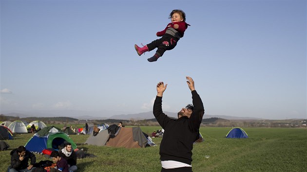 Uprchlci na hranicch ecka a Makedonie si najdou as i na zbavu (5. bezna 2016)