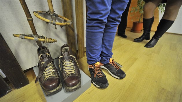 Lyask boty a hole z doby Matye rskho, kter jsou nyn vystaveny v Koichovicch.