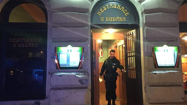 Prask zchranka vyjdla ke kolapsu eny v restauraci U Dudka. Hasii a policie poslze evakuovali lidi kvli vysokm koncentracm oxidu uhelnatho (7. bezna 2016).