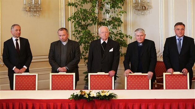 Slavnostn ceremonil, na nm byly podepsny smlouvy o vyrovnn majetku s crkvemi na Praskm hrad (4. bezna 2016)