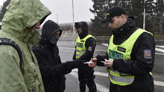 Padestka policist se na hranicch v Mikulov na Beclavsku zapojila do cvien, kter m simulovat vt migran vlnu (8. bezna 2016)