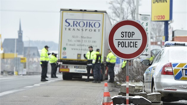 Padestka policist se na hranicch v Mikulov na Beclavsku zapojila do cvien, kter m simulovat vt migran vlnu (8. bezna 2016)