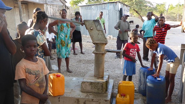 Lid z vesnice na severozpad Haiti u opraven studny.