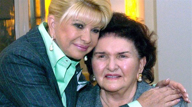 Marie Zelnkov s dcerou Ivanou jako estn host finle soute esk Miss v Praze. (22. nora 2007)