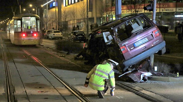 Osobn auto a tramvaj se srazily ve tvrtek veer v Plzni na Slovanech (3. bezna 2016)