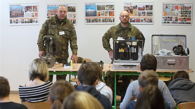 Vojci 31. pluku radian, chemick a biologick ochrany Liberec uili kolky v eleznm Brod na Jablonecku, jak se chovat v krizovch situacch.