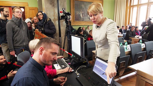 Starostka Prahy 3 Vladislava Hujov bhem mimodnho jednn zastupitelstva, na kterm se e dal osud ikovsk Kliniky, kterou dlouhodob obvaj aktivist. (8. bezna 2016)