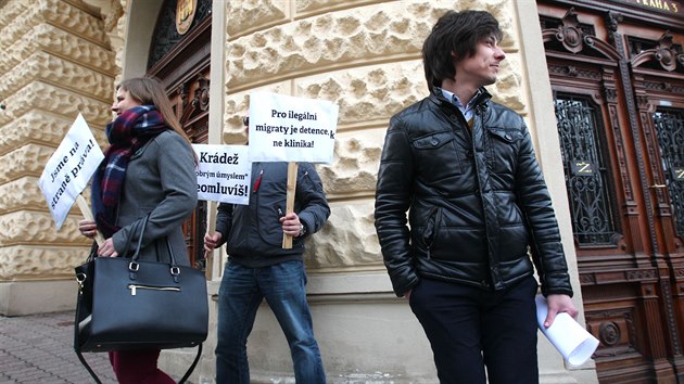 Pznivci i odprci Kliniky se seli ped radnic Prahy 3, v 15 hodin se pesunuli do budovy radnice na mimodn jednn. (8. bezna 2016)