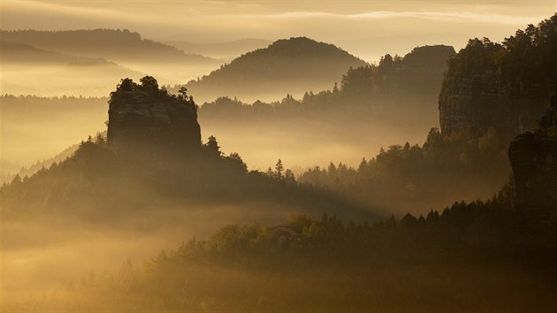 ZLAT RNO: A neuviteln krajina eskosaskho vcarska zahalen do rann mlhy.