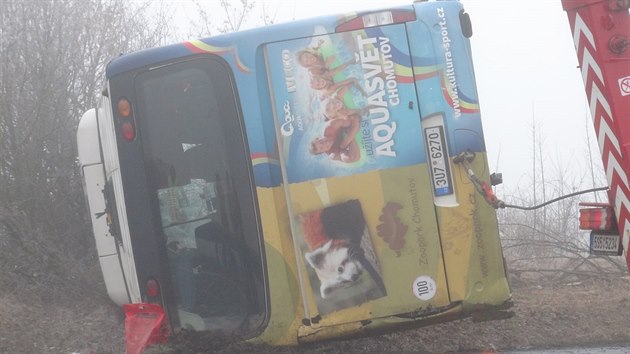 Na silnici I/7 u Panenskho Tnce na Lounsku havaroval autobus se tyiceti dtmi (9.3.2016).