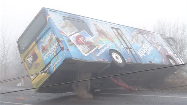 Na silnici I/7 u Panenskho Tnce na Lounsku havaroval autobus se tyiceti dtmi (9.3.2016).