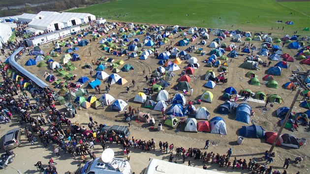 Pohled z dronu na uprchlick tbor pobl Idomeni (3. bezna 2016).