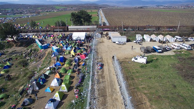 Pohled z dronu na uprchlick tbor pobl Idomeni (3. bezna 2016).