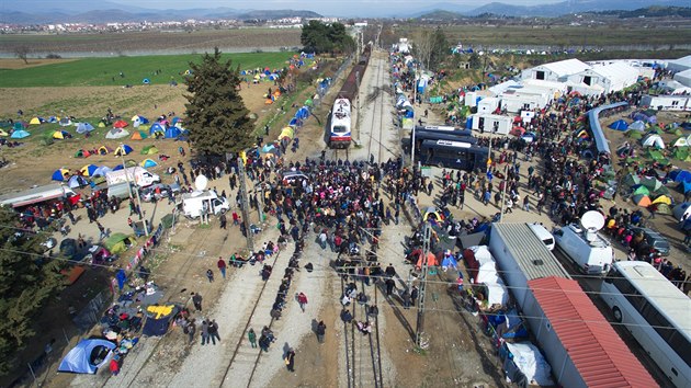 Pohled z dronu na uprchlick tbor pobl Idomeni (3. bezna 2016).