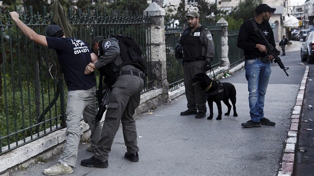 Izraelt policist prohldvaj Palestince po stelb v Jeruzlem (8. bezna 2016).