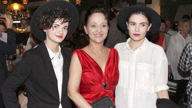 Alena Mihulov (uprosted) a jej dcera Karolna Kachyov (vlevo) s ptelkyn Natali Wirst na losk premie filmu Domc pe v kin Lucerna.