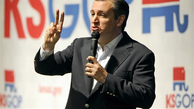 Momentka ze setkání Teda Cruze s volii v Kansasu odráí, jaké pro texaského...