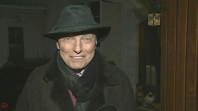 Karel Gott kvli nemoci piel o vlasy, fanouky pozdravil prostednictvm televize ped nkolika tdny v klobouku. (bezen 2016)