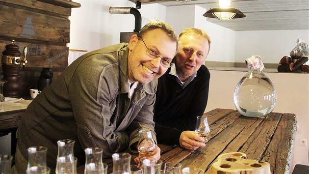 Manaer vroba Martin Hrube a jednatel Svachovy Lhotky Vclav Cvach za pultem baru v destilrce Svach.