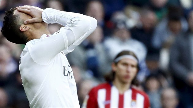 Cristiano Ronaldo z Realu a jeho reakce bhem ligovho utkn proti Atltiku Madrid.