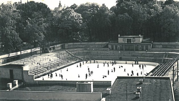 Takto vypadal Horck zimn stadion v roce 1966, kdy se na nm hrlo a bruslilo jet pod otevenm nebem. Stechy, kter je v souasn chvli jeho nejbolavjm mstem, se sportovn arel dokal na podzim roku 1967.