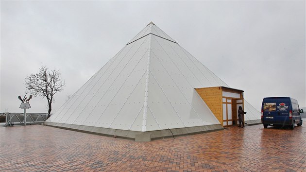 Astrolog Emil Havelka u Bohdalova na rsku postavil velkou relaxan pyramidu. Pobyt uvnit podle nj dodv energii a uzdravuje.