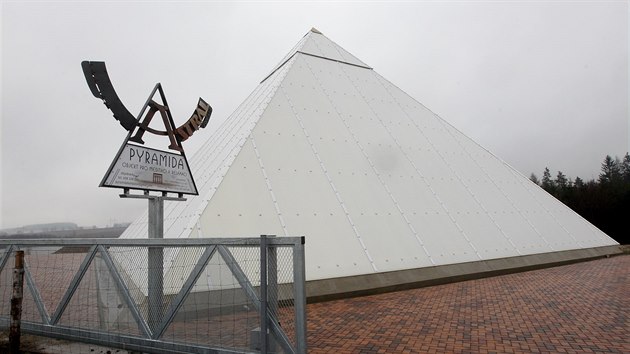 Astrolog Emil Havelka u Bohdalova na rsku postavil velkou relaxan pyramidu. Pobyt uvnit podle nj dodv energii a uzdravuje.