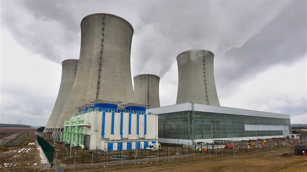 Nové chladicí ve dukovanské jaderné elektrárny (bílo-modrá stavba v popedí)...