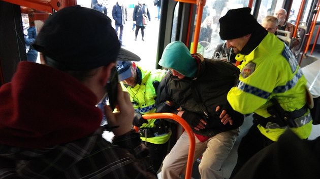 Rann kolaps na Jaromrov ulici zpsobil opil bezdomovec v tramvaji linky 7. Odmtal vystoupit, a tak byl idi nucen zavolat mstskou policii, kter pila zmnnho pna vynst ven.