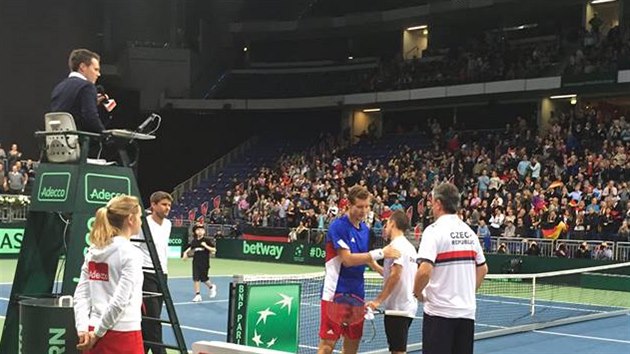 PEDASN KONEC. Tom Berdych vzdv kvli zdravotnm problmm zpas s Philippem Kohlschreiberem v prvnm kole Davis Cupu proti Nmecku.