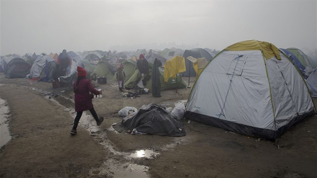 Dal rno pro uprchlky v tboe Idomeni na ecko-makedonsk hranici, kde nedobrovoln trv u nkolikt den v ad. (8. bezna 2016)