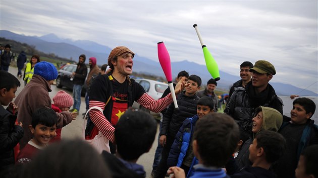 Do tbora Idomeni dorazil klaun. (9. bezna 2016)