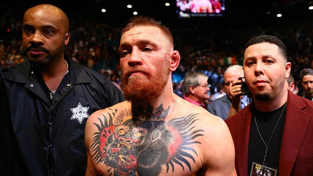 Conor McGregor opout klec pot, co zail svou prvn porku v UFC.