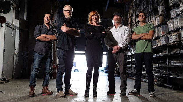 Mythbusters: (zleva) Grant Imahara, Adam Savage, Kari Byronov, Jamie Hyneman a Tory Belleci