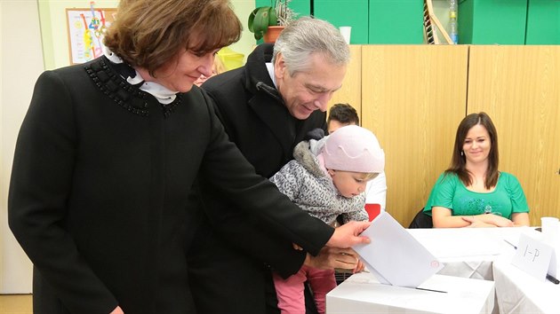 K volbm do slovenskho parlamentu piel pedseda  KDH Jn Fige s rodinou. (5.3.2016)