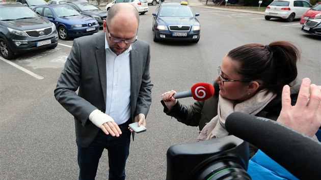 Richard Sulk, f Svobody a solidarity, pichz do studia k povolebn debat. (6.3.2016)