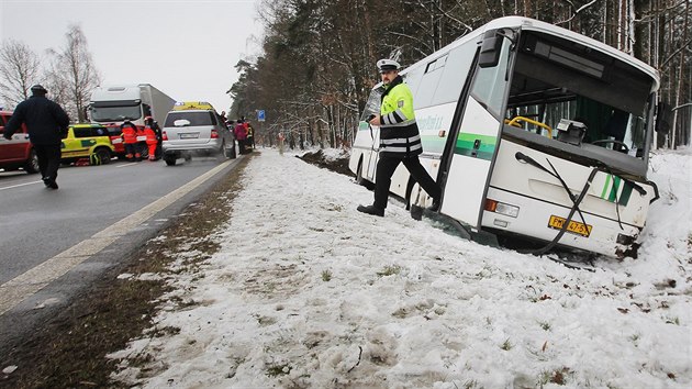 U Verub na Plzesku havaroval autobus pln dt. Nehoda se obela bez vnch zrann. (1. bezna 2016)