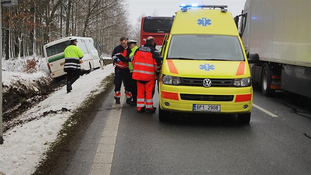 U Verub na Plzesku havaroval autobus pln dt. Nehoda se obela bez vnch zrann. (1. bezna 2016)