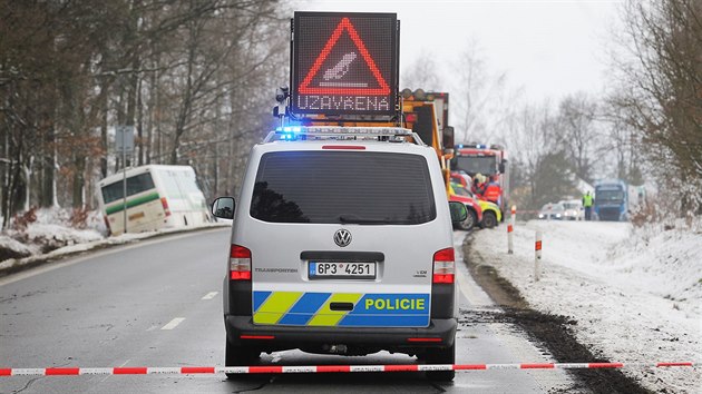 U Verub na Plzesku havaroval autobus pln dt. Nehoda se obela bez vnch zrann. (1. bezna 2016)