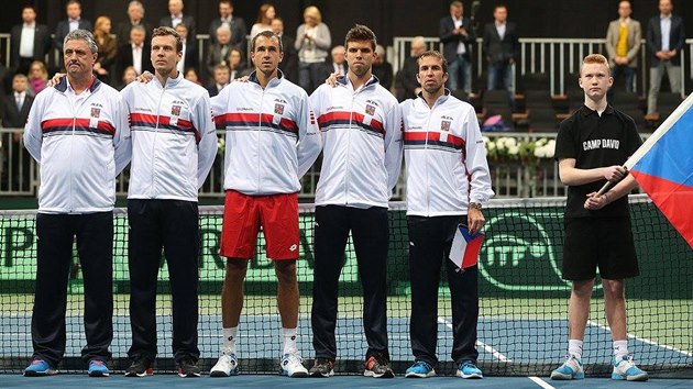 Slavnostn nstup ped zatkem duelu Nmecko - esko. Zleva: Jaroslav Navrtil, Tom Berdych, Luk Rosol, Ji Vesel a Radek tpnek.