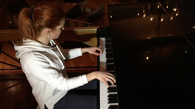 BIATLONOVÁ VIRTUOZKA. Gabriela Soukalová hraje na klavír.