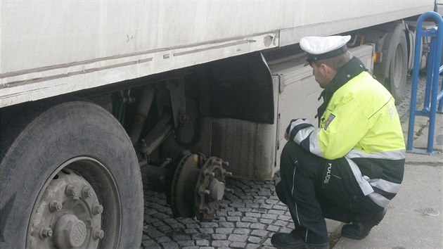 Kladent policist zastavili idie kamiony, kter silnici kioval bez jednoho kola v nvsu