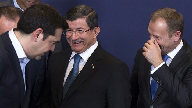 eck premir Alexis Tsipras, tureck premir Ahmet Davutoglu a pedseda Evropsk rady Donald Tusk bhem spolenho focen na summitu v Bruselu. (7. 3. 2016)