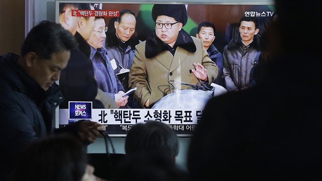 Vdce KLDR Kim ong-un oznamuje, e Severn Korea disponuje hlavicemi pro balistick rakety (9. bezna 2016).