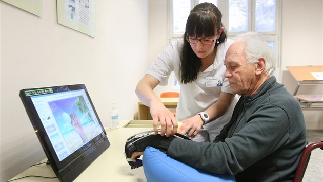 Pacientm nov pomh v prostjovsk nemocnici s rehabilitacemi po razech robotick ruka.