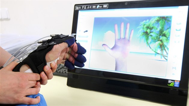 Pacientm nov pomh v prostjovsk nemocnici s rehabilitacemi po razech robotick ruka.