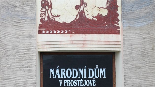 Secesn Nrodn dm v Prostjov potebuje rekonstrukci. Pokozenou stechou zatk a na jevit a vlhk jsou i sklepy (snmek z nora 2016).